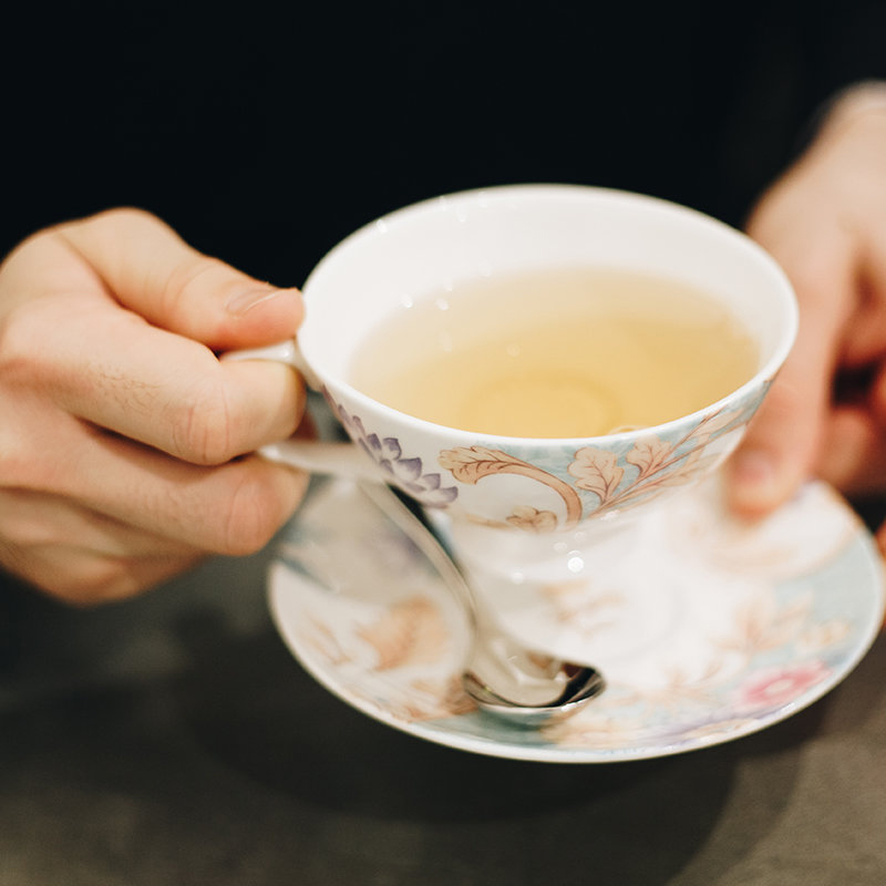 HOW SHOULD ONE STIR ONE’S TEA?