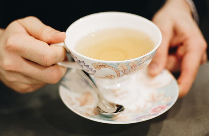 HOW SHOULD ONE STIR ONE’S TEA?